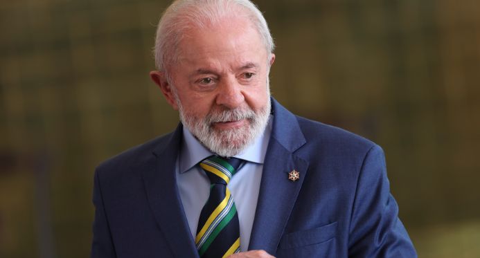 Com abandono escolar em queda recorde, Lula anuncia Pé-de-Meia para todos os alunos do ensino médio